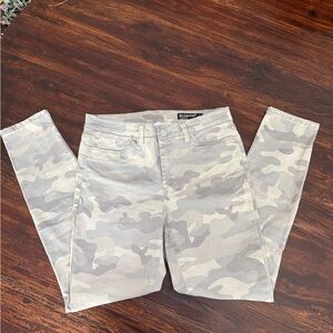 Camouflage Women's Jeans Blank NYC The Sullivan, 14” Waist, 26.5” Inseam